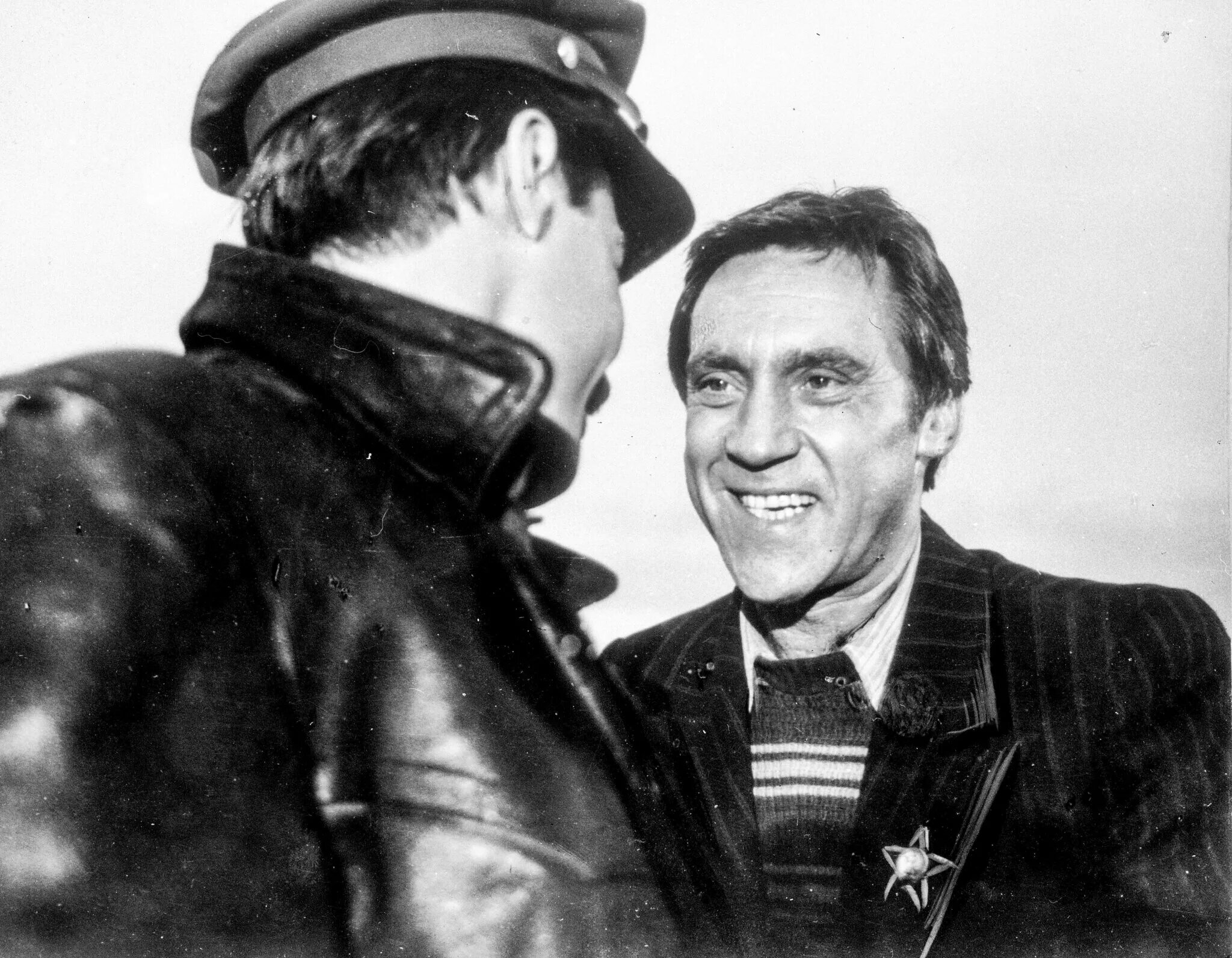 Высоцкий шарапов. Место встречи изменить нельзя фильм 1979 садальский. Владимир высоцкий глеб жеглов. Всеволод абдулов петюня. Место встречи изменить нельзя фильм 1979.