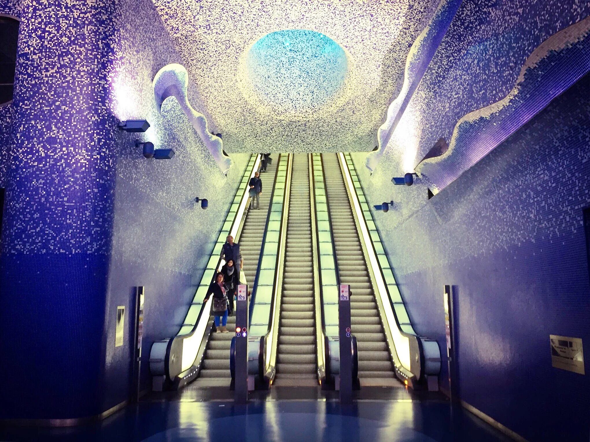 Включи красивую станцию. Станция метро Толедо, Неаполь, Италия. Станция метро Толедо Неаполь. Неаполь метро красивые станции. Станция Toledo в Неаполе.