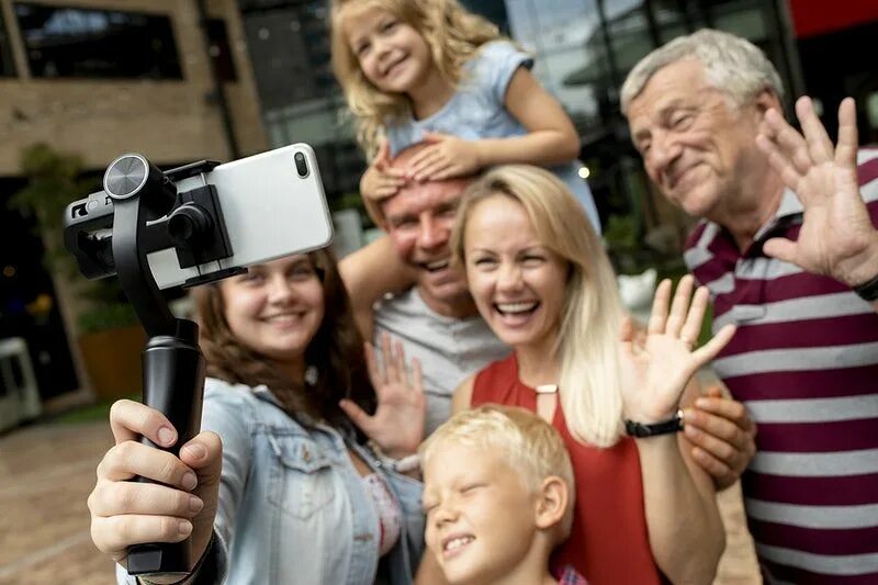 Семья видео. Семья снимает видео. Родители снимают на видео. Снимаем видео всей семьей. Я И Мои родственники.