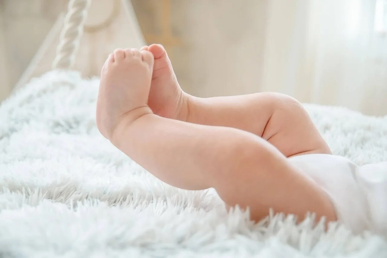 Ножки в 6 месяцев. Ребенок поджимает пальчики. Ребенок поджимает пальчики на ножках. Малыш поджимает пальчики на ногах.
