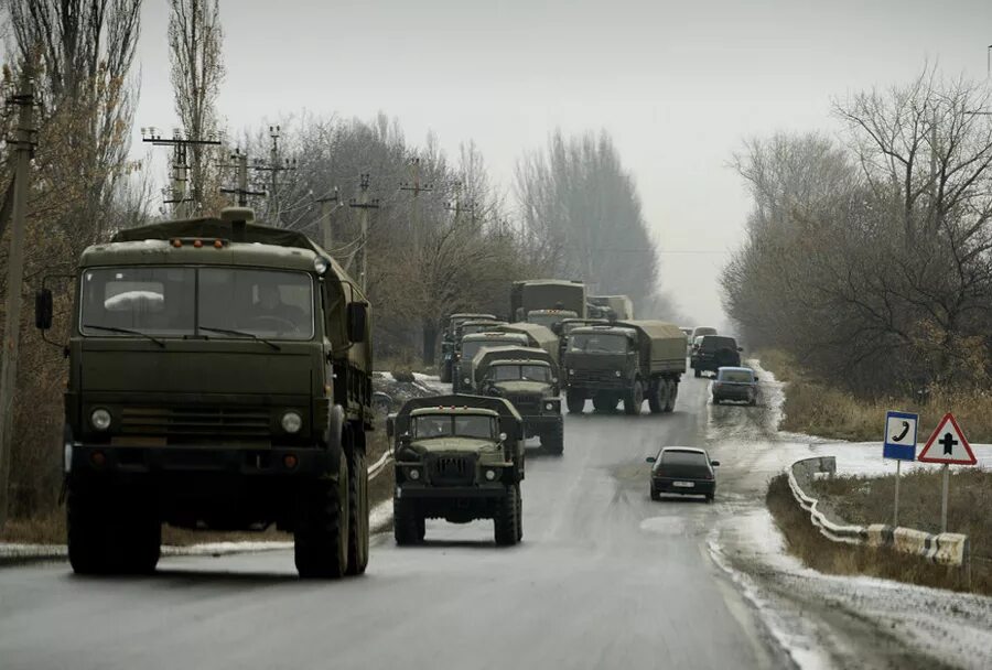 Военные перекрывают дороги. Колонна КАМАЗОВ вс РФ. Колонна военной техники. Колонна военной техники на трассе. Колонна военных грузовиков.