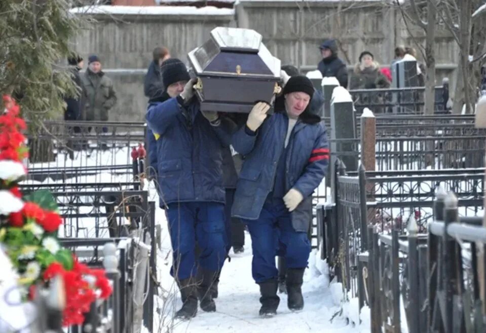 Похоронен в новгороде. Могила Натальи Кустинской кладбище. Захоронение Натальи Кустинской. Кладбище зимой.