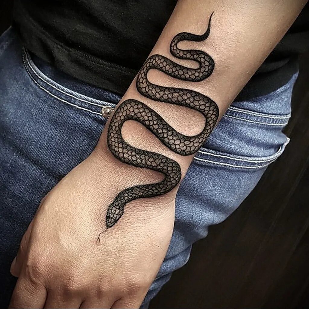 Татуировки змеи для девушек. Тату змея. Тату змея на руке. Тату ь змея. Тату змея на руке мужской.