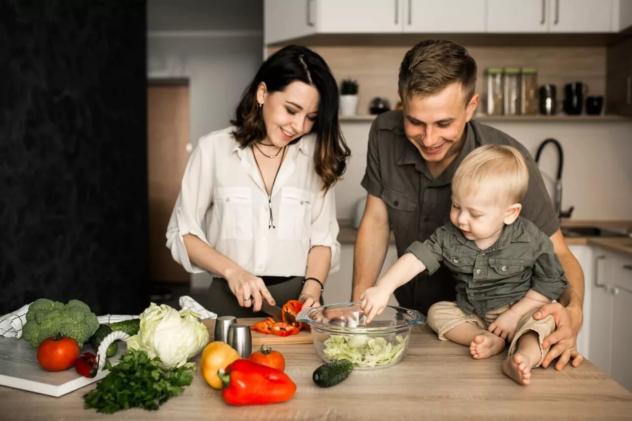 Семья на кухне. Семейная фотосессия на кухне. Семья ужинает на кухне. Семья и быт.