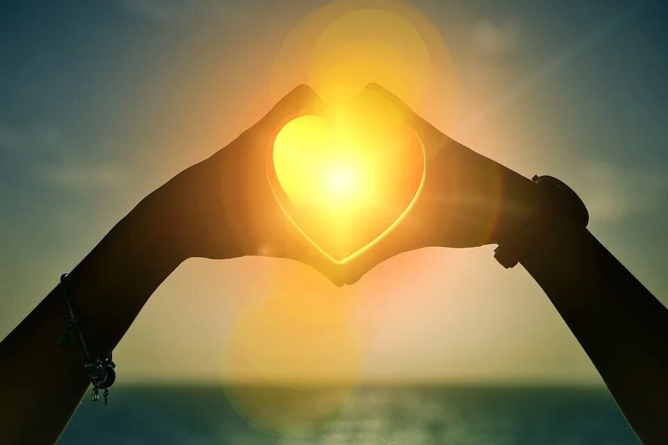 Утро ладонь. Солнце радость любовь. Лучи солнце любовь. Свет сердца. Душа солнце.