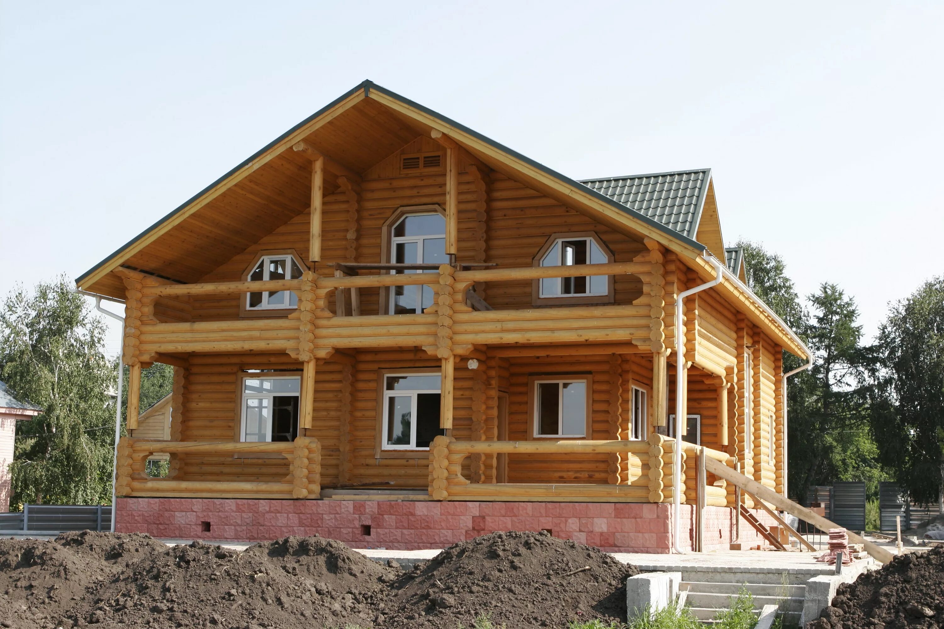 Деревянный дом. Деревянное домостроение. Стройка деревянного дома. Деревянный дом постройка.