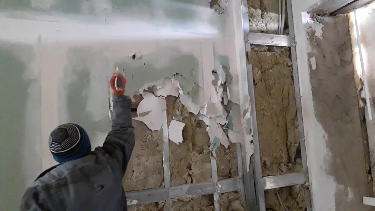 Разобрать гипсокартон. Демонтаж гипсокартона. демонтаж перегородок из гкл. демонтаж гипсокартонной стены. демонтаж листов гкл.