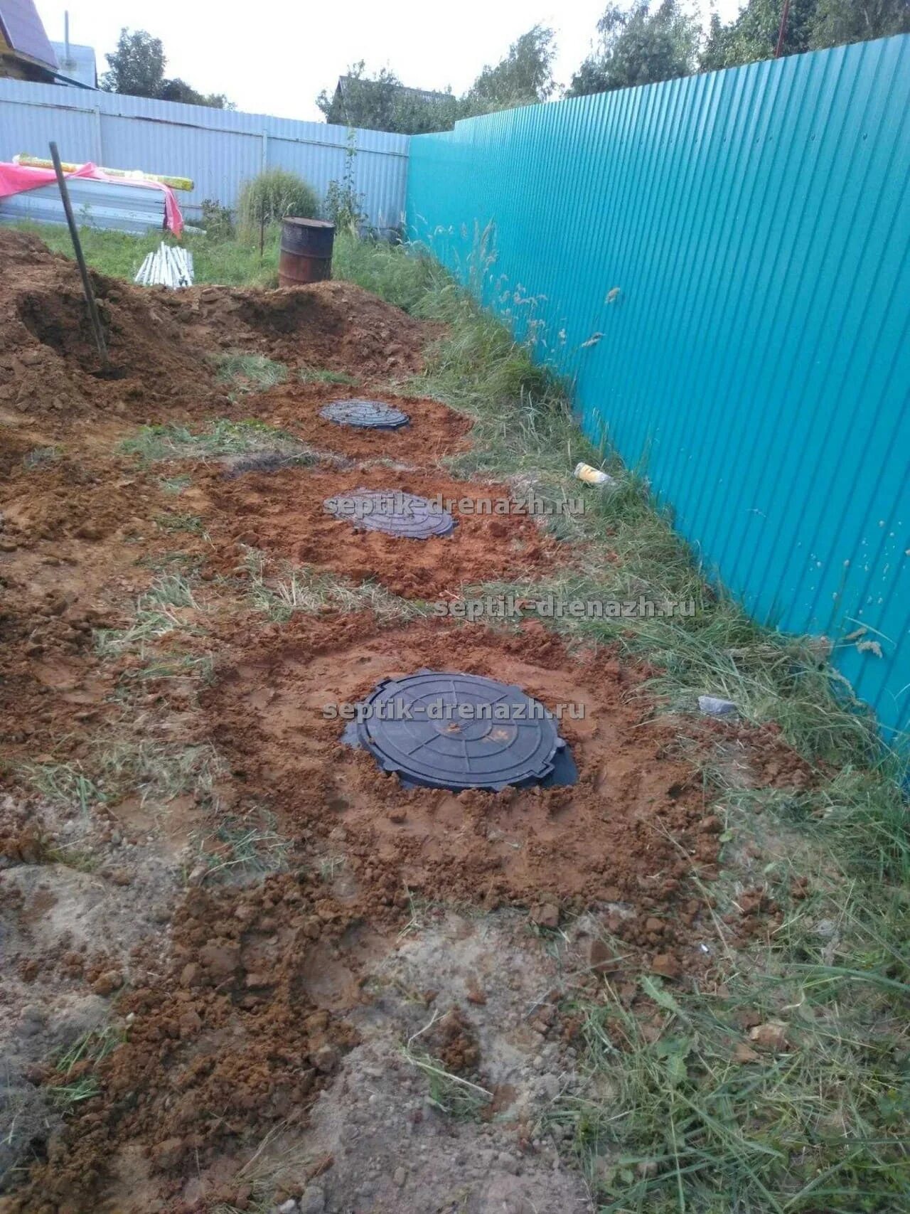 Колодец септик под ключ. Септик из колец дмитров. Колодец под водопровод из бетонных колец. Дровяник из жб колец. Септик жби кольца копка.