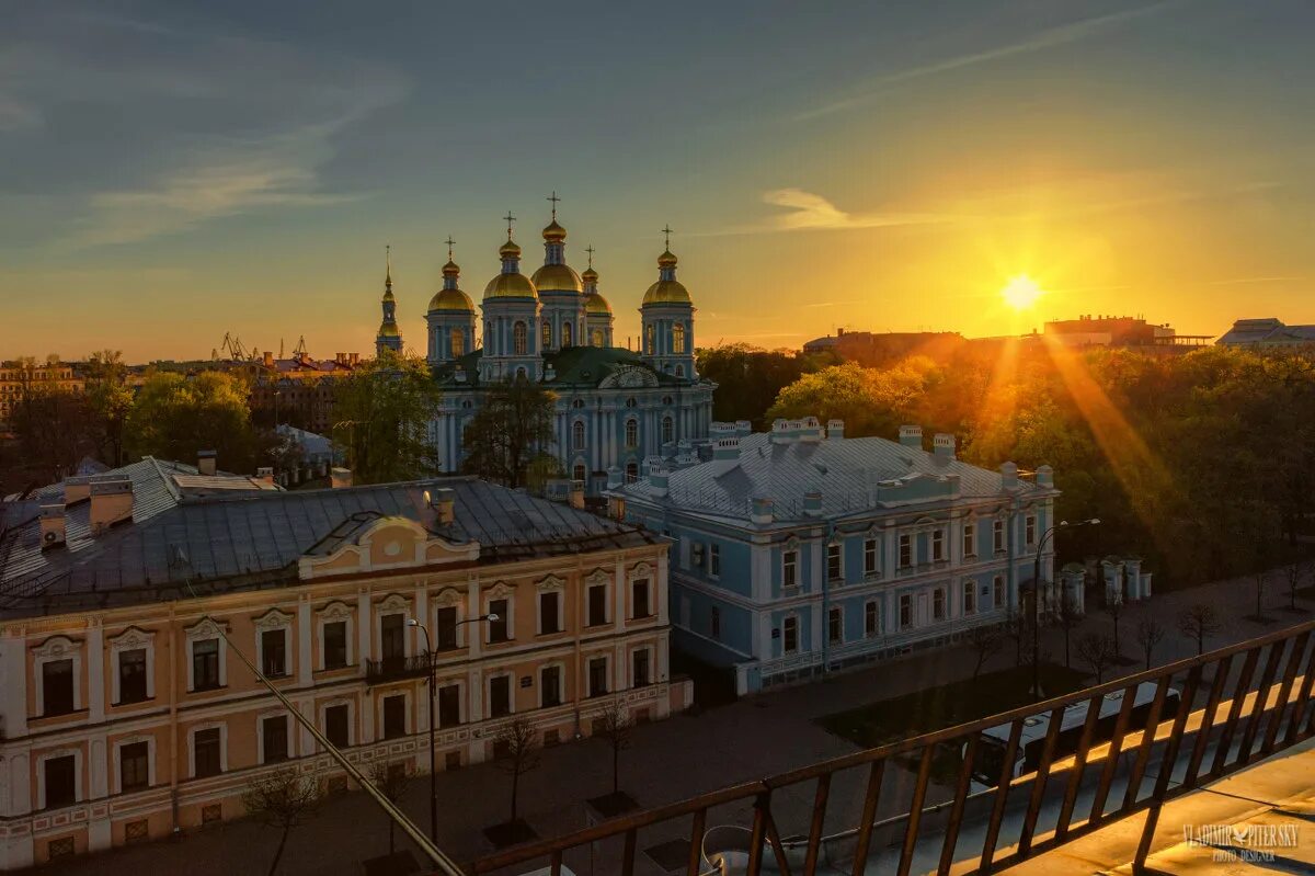 Фотосессия на набережной. Питер атмосферные фото. Город владимир закат. Крыши питера. Полёт над питером.