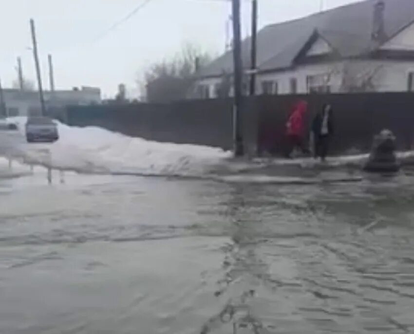 Какие районы затопило в оренбурге. Потоп в Оренбурге. Потоп в Орске 2000. Талые воды. Потопы в Оренбуржье.