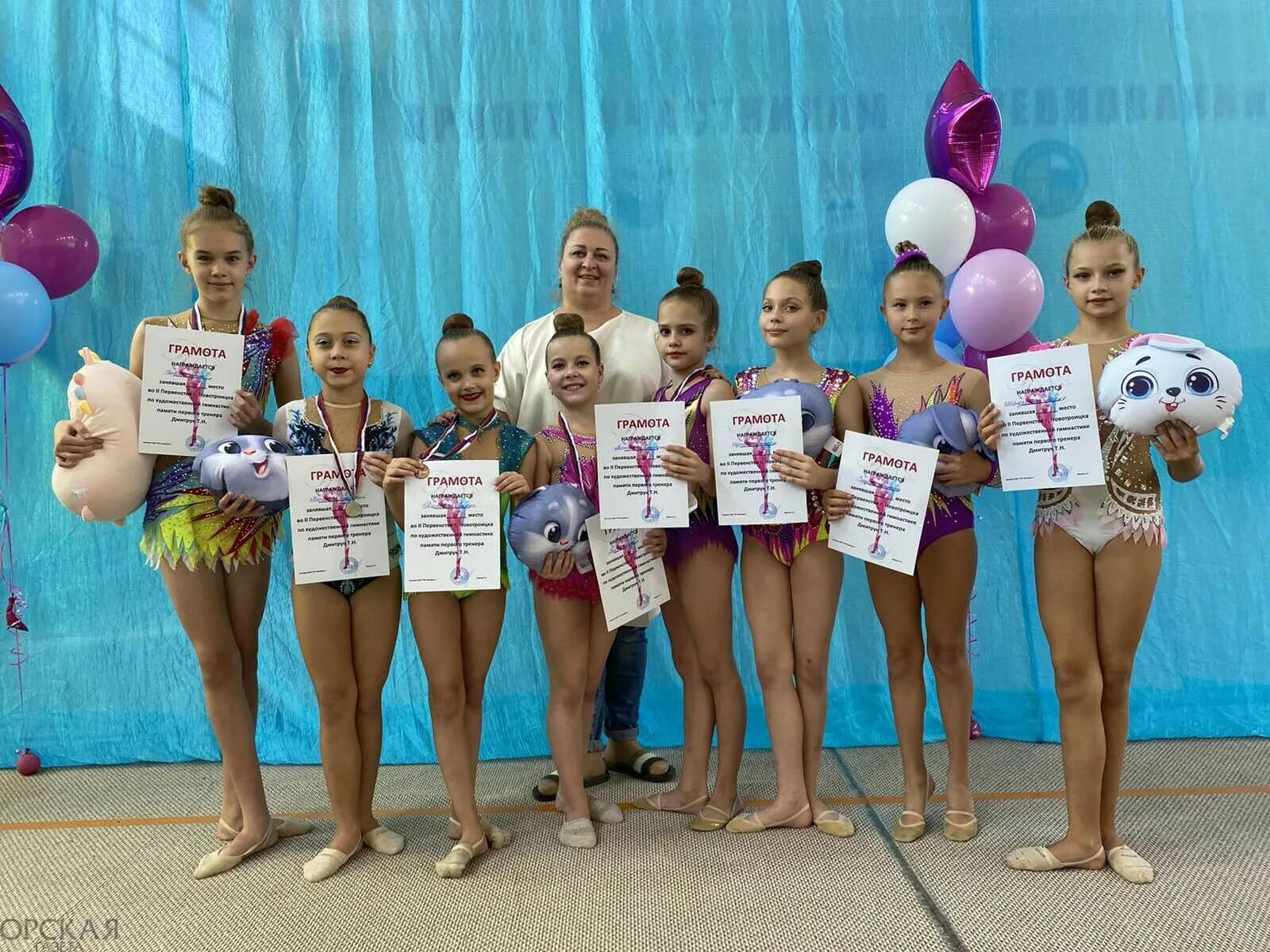 тренер по художественной гимнастике. гимнастки россии по художественной. саратовские гимнастки. назарова софья романовна художественная гимнастика. сколько зарабатывает тренер по художественной гимнастике.