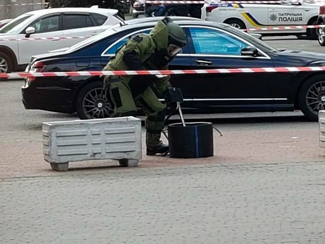 Заминировали машину с детьми. Заминированный автомобиль. Минирование автомобиля. Машина минирования. Заминированный автомобиль и сапер.