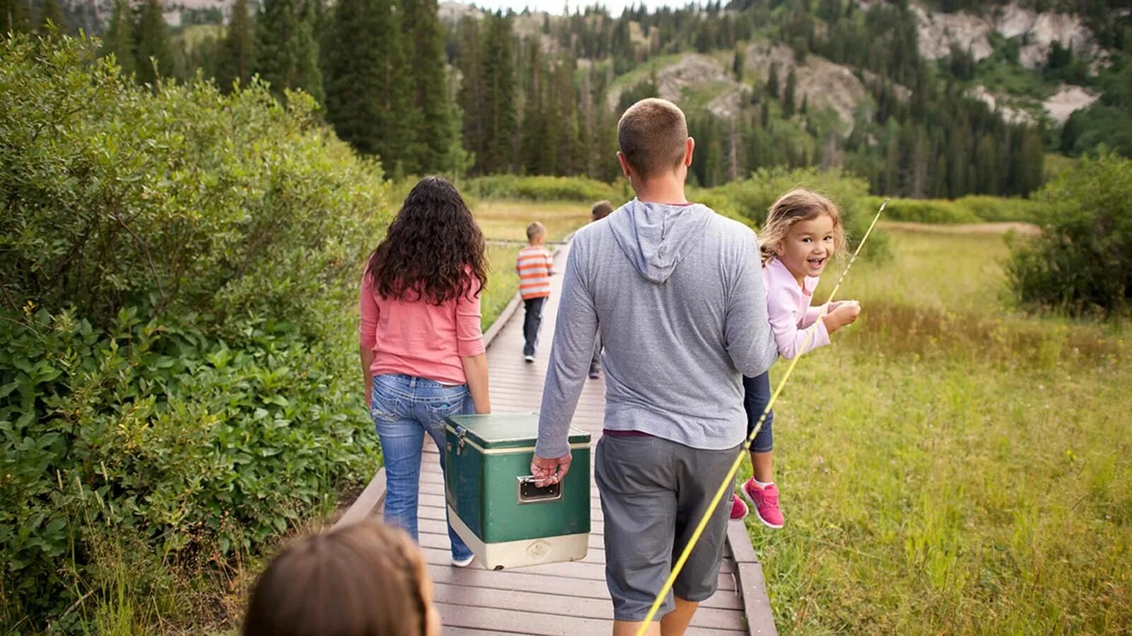 Канадская семья переехала. Family activities. Счастливая семья переезд. Фото Family activities. Family Inpool.