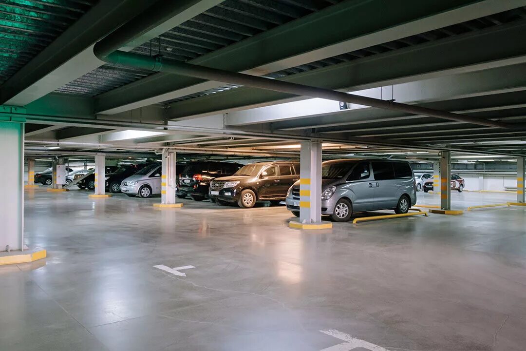 Подземный паркинг. Крытая парковка. Подземная стоянка для автомобилей. Крытые автостоянки.