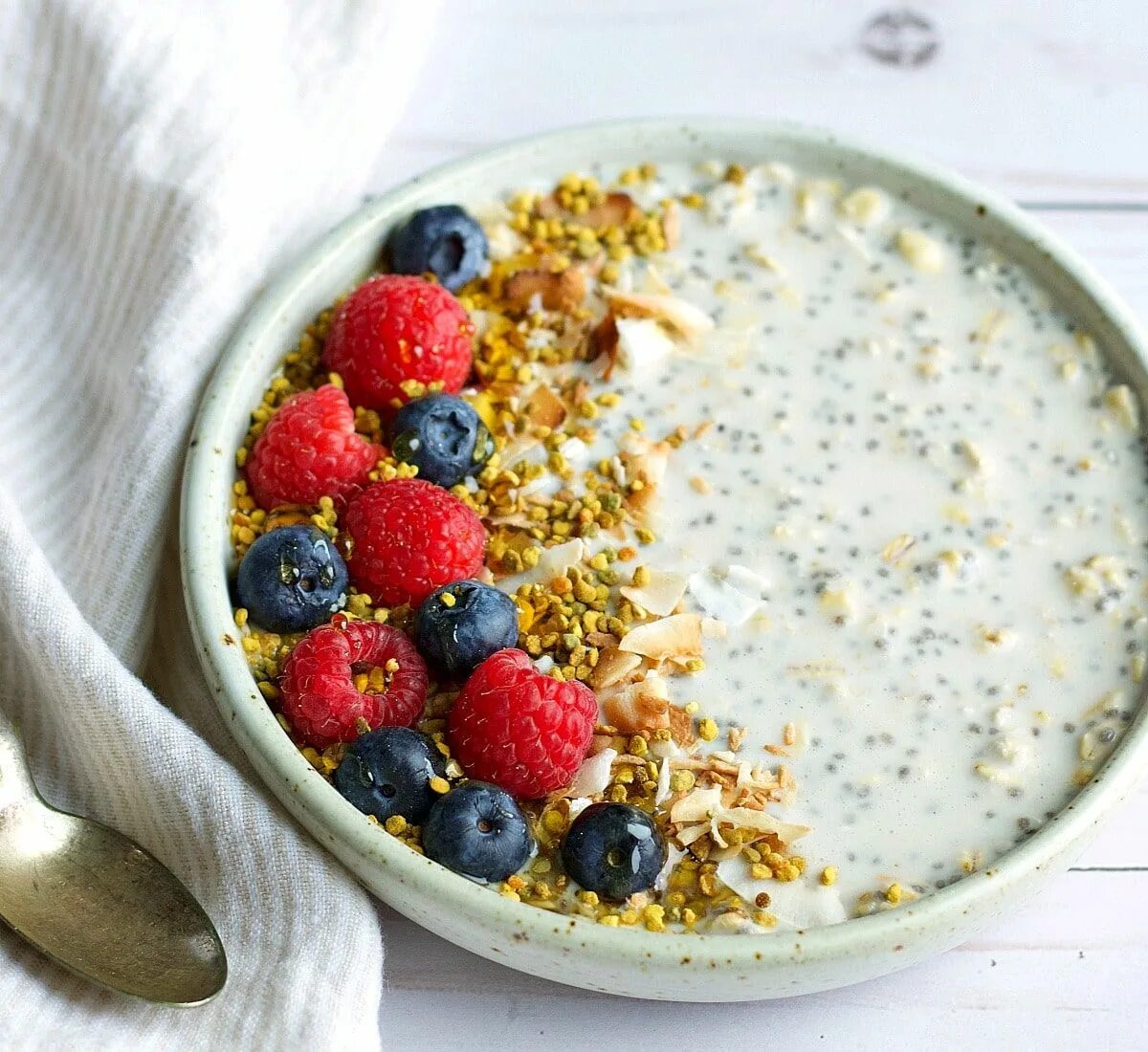Рецепт семян чиа с овсянкой. Рецепт семян чиа с овсянкой. Tropical chia bowl. Ленивая овсянка с семенами чиа. Овсянка с семенами чиа.