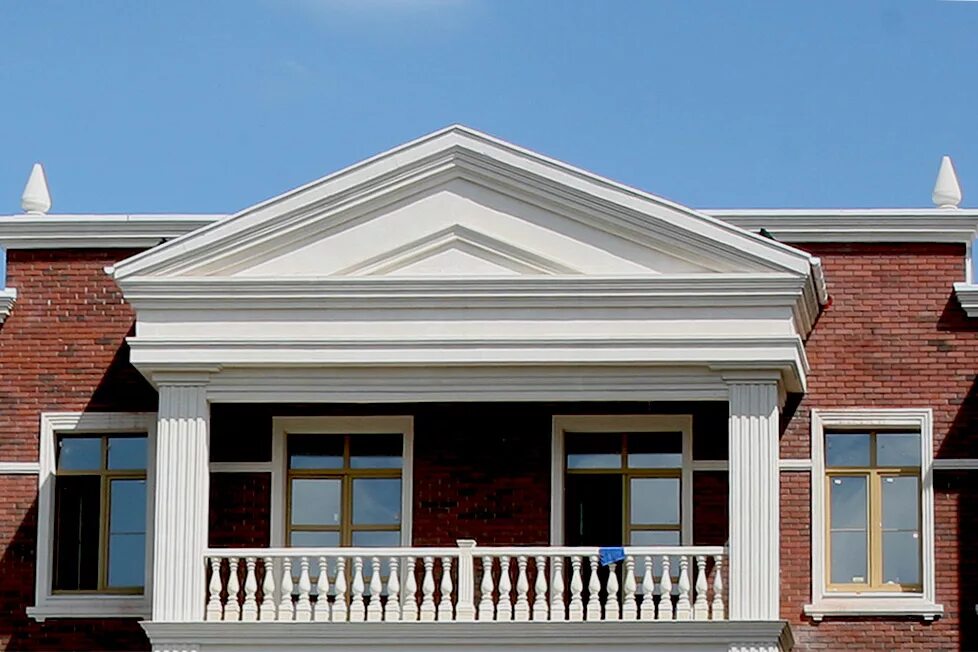 фасады фронтонов домов. полуциркульный фронтон. сайдинг миттен елочка. обшивка фронтона и фасада. фасады фронтонов домов.