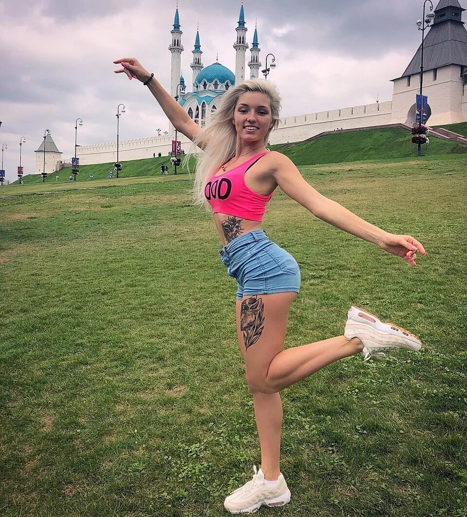 танцующая девушка инстаграм. танцовщица. танцующая девушка инстаграм. танцующая девушка инстаграм. креативный танец.