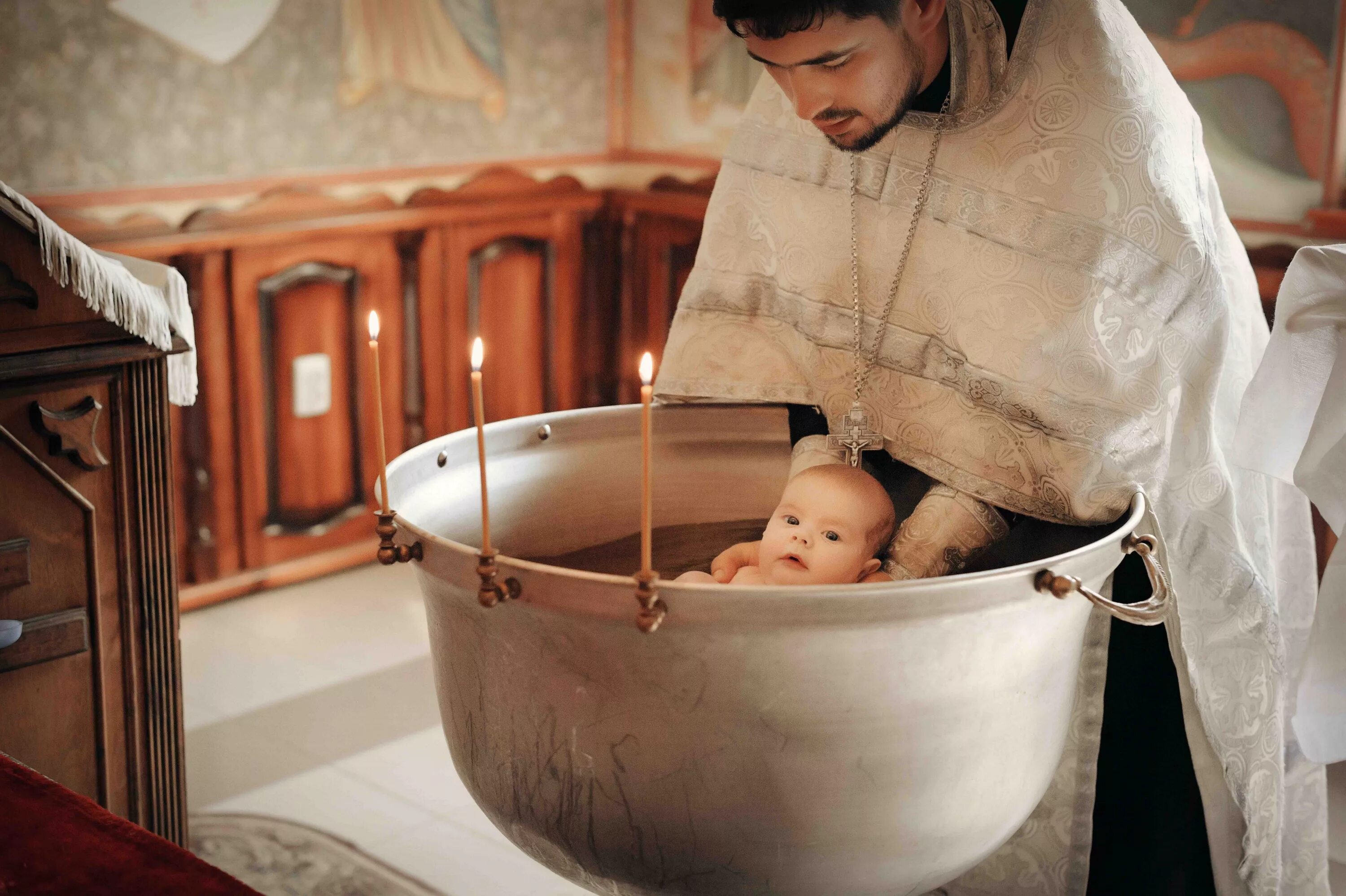 Тема церемонии. Таинство крещения. Крестины ребенка. Крещение детей в церкви. Младенец в храме.