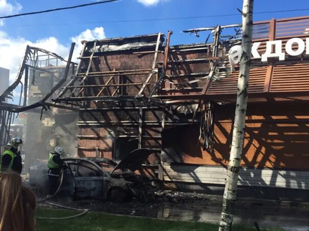 Что горит в горелово сейчас. Пожар в Макдональдсе. Пожар в Горелово. Макдональдс Горелово. Разрушенный макдональдс.