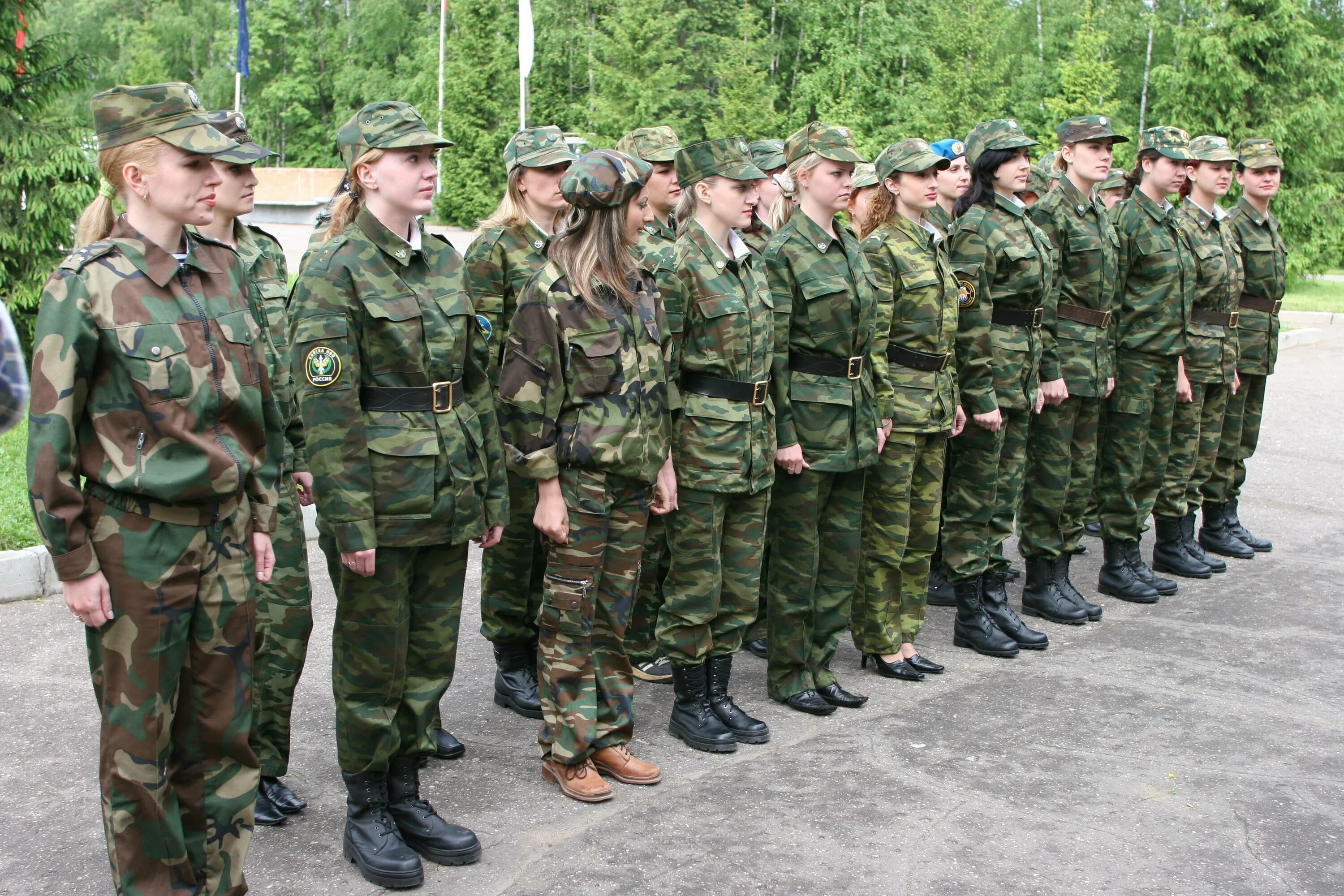 Сколько женщин служит. Женщины в армии. Женщины в Российской армии. Военная форма. Русские женщины военные.
