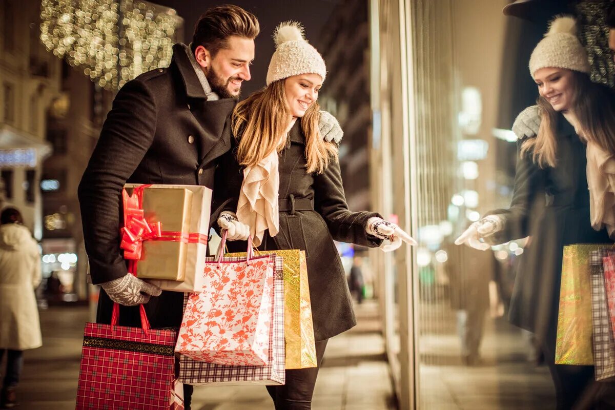 Present scene. Новогодний шоппинг. Рождественский шопинг. Зимний шоппинг. Шоппинг зимой.