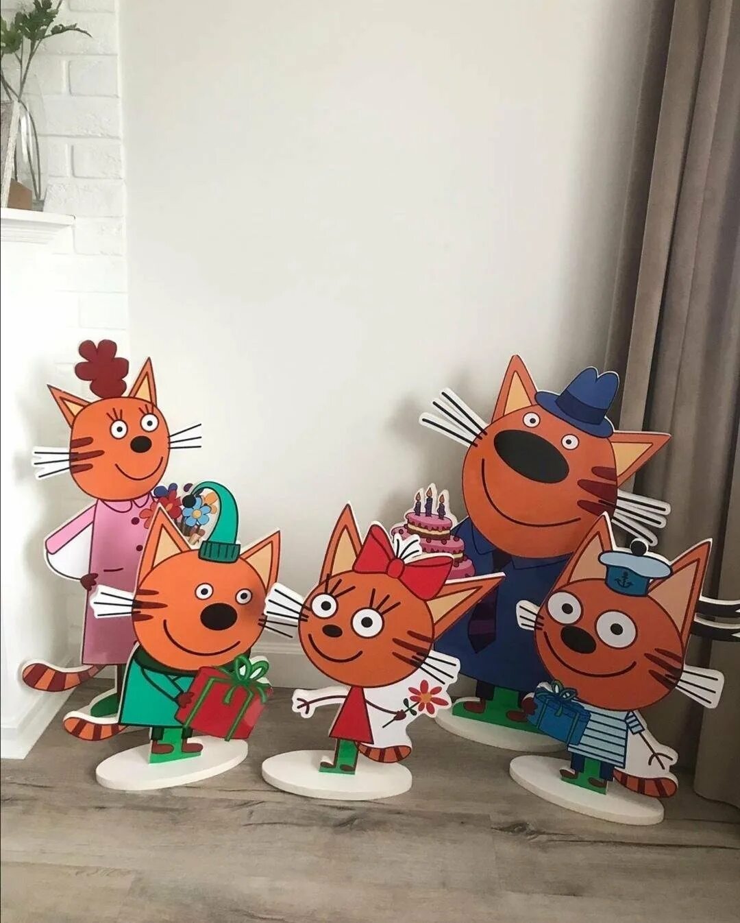 Как сделать три кота. Три кота декорации. фотозона три кота. три кота фигурки из картона. три кота из картона.