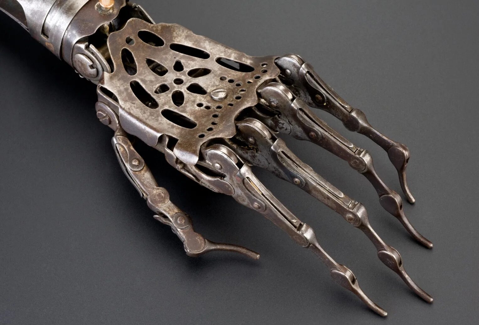 Metal hand. Протезы стимпанк 19 века. Протез руки стимпанк арт концепт. Steampunk протез руки. Стимпанк аугментации.