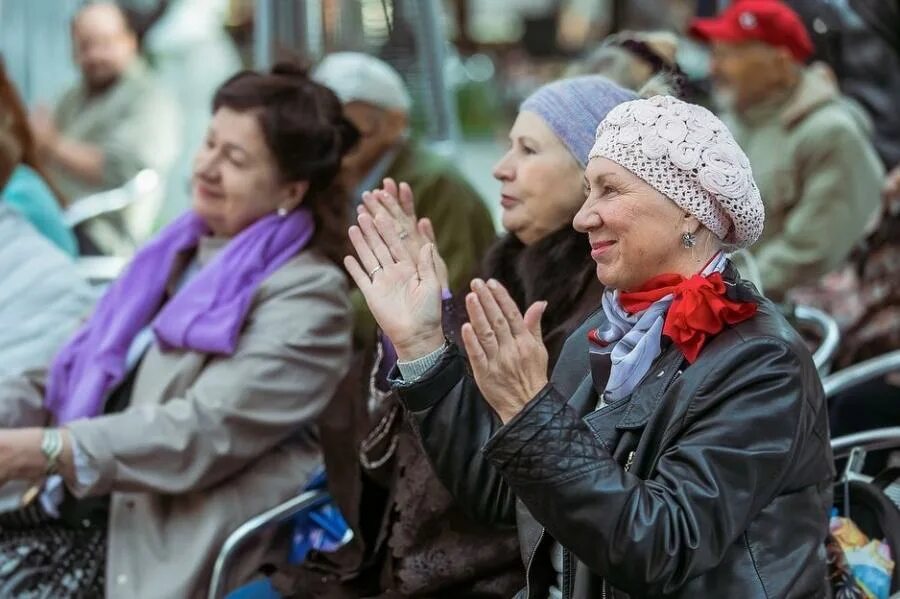 Пожилые россияне. Пенсионеры в россии. Старики в россии. Западные пенсионерки. Пожилые люди.