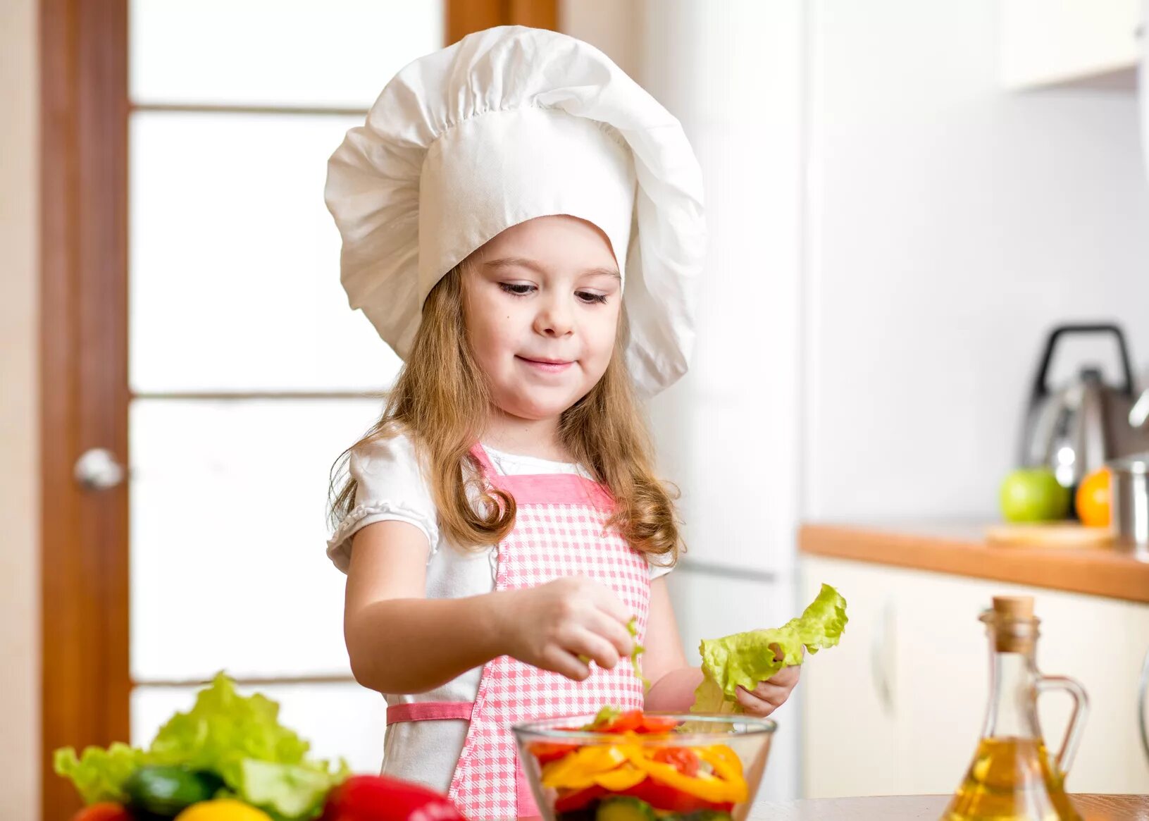 Kids cooking. Повар для детей. Девочка повар. Дети готовят еду. Девочка готовит.