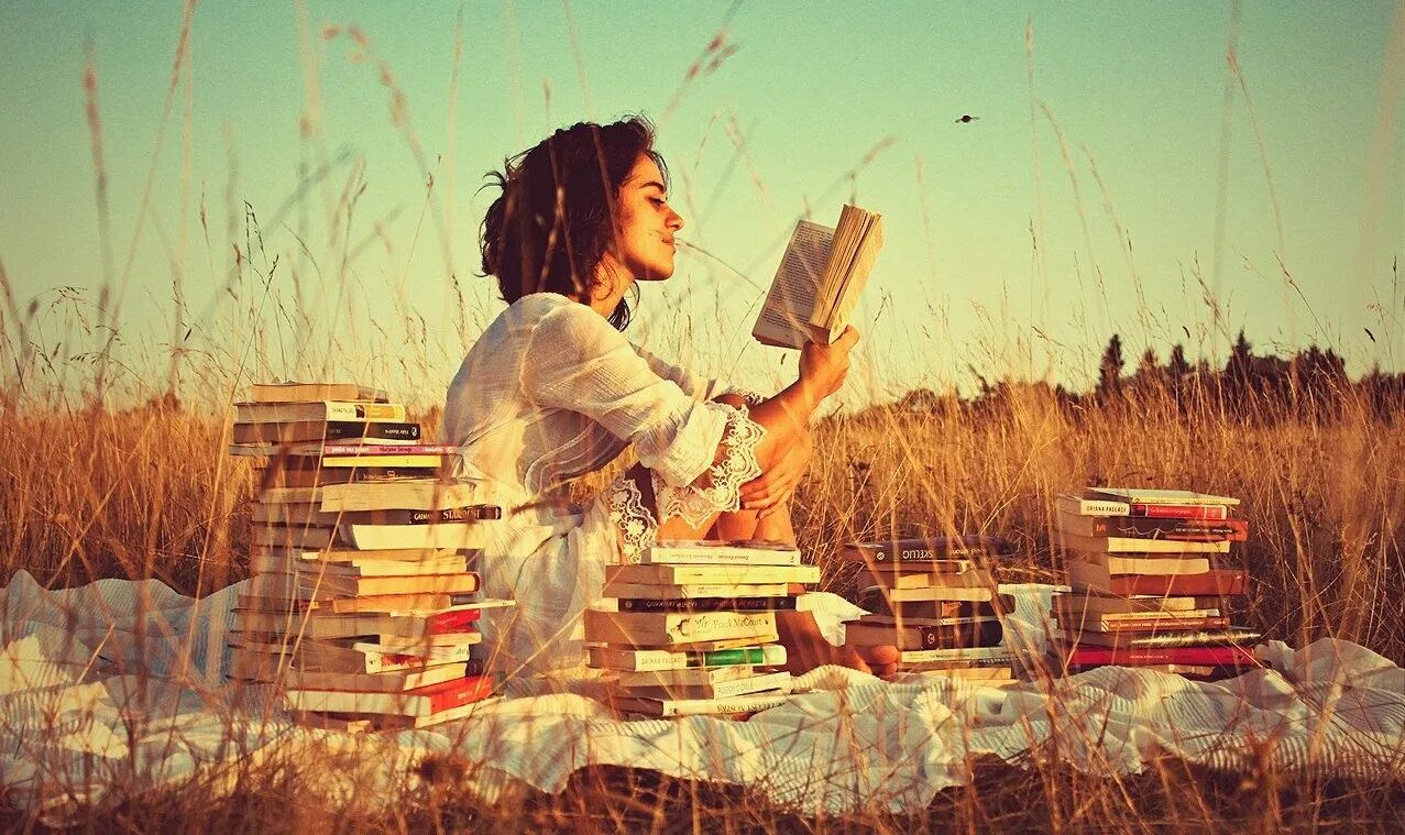 Дни наполненные работой. Девушка с книжкой. Книга человек. Саморазвитие девушка. Чтение книг.