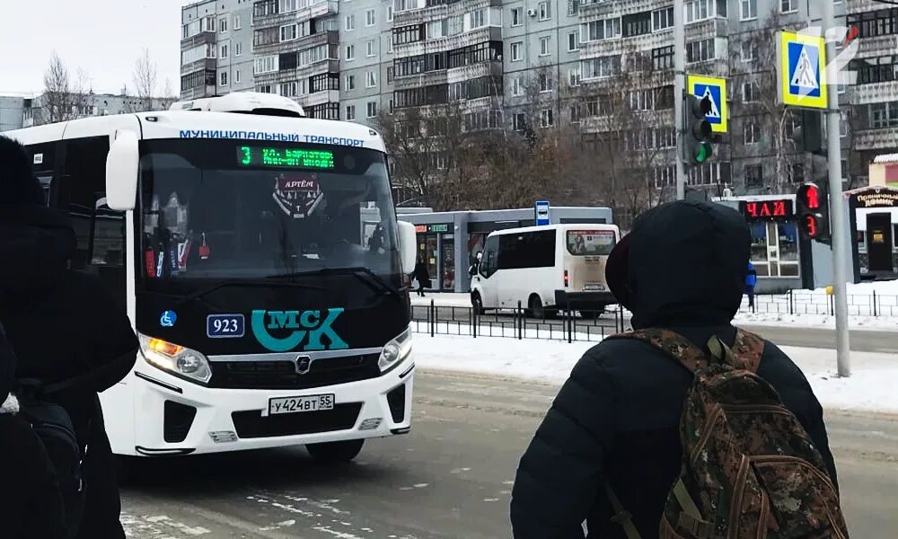 88 маршрут омск. Новые автобусы. Маршрутный автобус. Автобус едет. Новый 73 автобус Омск.