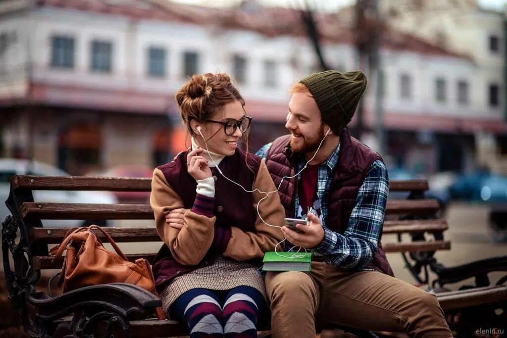 хипстеры увлечения. хипстер один. хипстер слушать. паореньс фотоаппаратом. стильная девушка в наушниках.