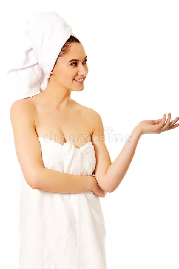 Обернутая полотенцем. Девушка в полотенце. Девушка завернутая в полотенце. Девушка замотанная в полотенце. Девушка с полотенцем в руках.