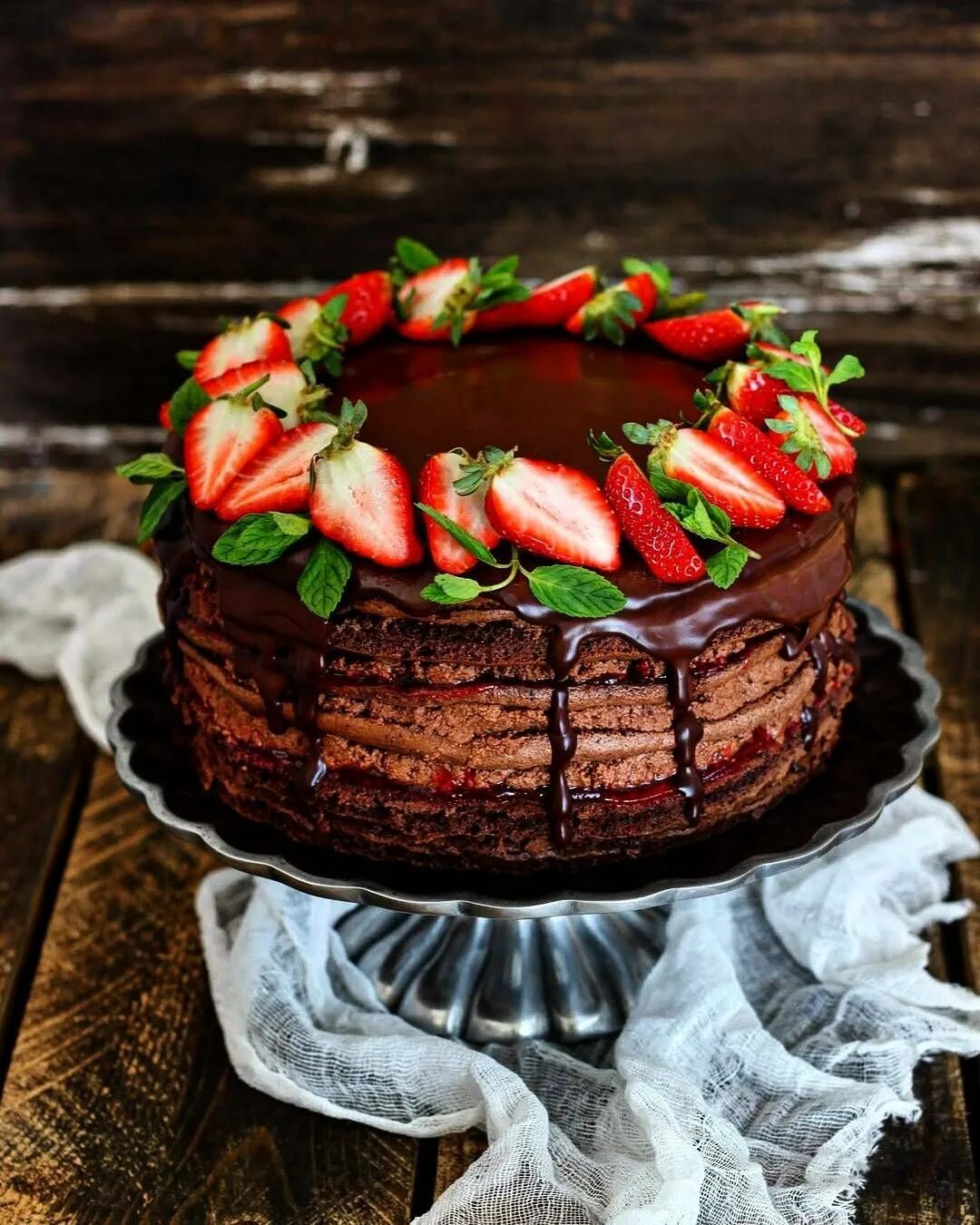 клубника бейлиз торт. торт с шоколадным кремом и клубникой. торт с клубникой и шоколадом. украшение шоколадного торта клубникой. шоколадный торт с кремом чиз.