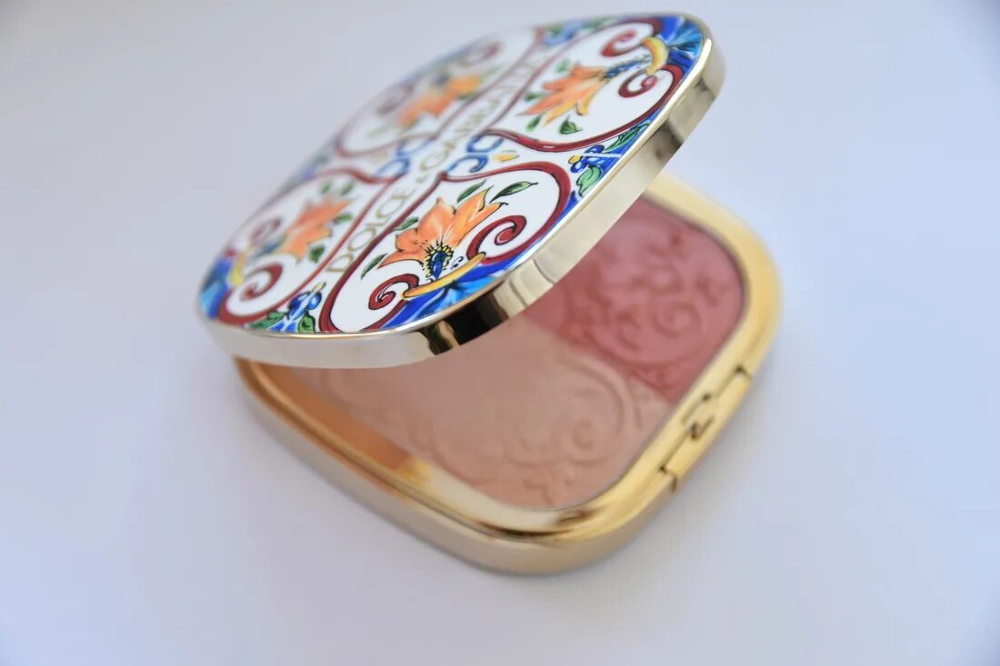 Dolce glow. Дольче габбана хайлайтер solar glow. хайлайтер dolce gabbana. румяна хайлайтер дольче габбана. dolce gabbana solar glow румяна хайлайтер.