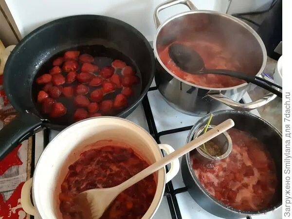 Можно варить варенье в алюминиевой кастрюле. В кп акой кастрюле лучше варить варенье. сотейники можно ли варить. варит варенье на мангале. мышка варит варенье.