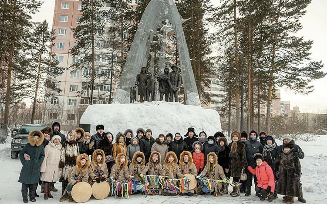 Погода нерюнгри на неделю самый. Нерюнгри Саха Якутия. Памятник каюрам Нерюнгри. Иенгра Саха Якутия. Город Нерюнгри 2021.