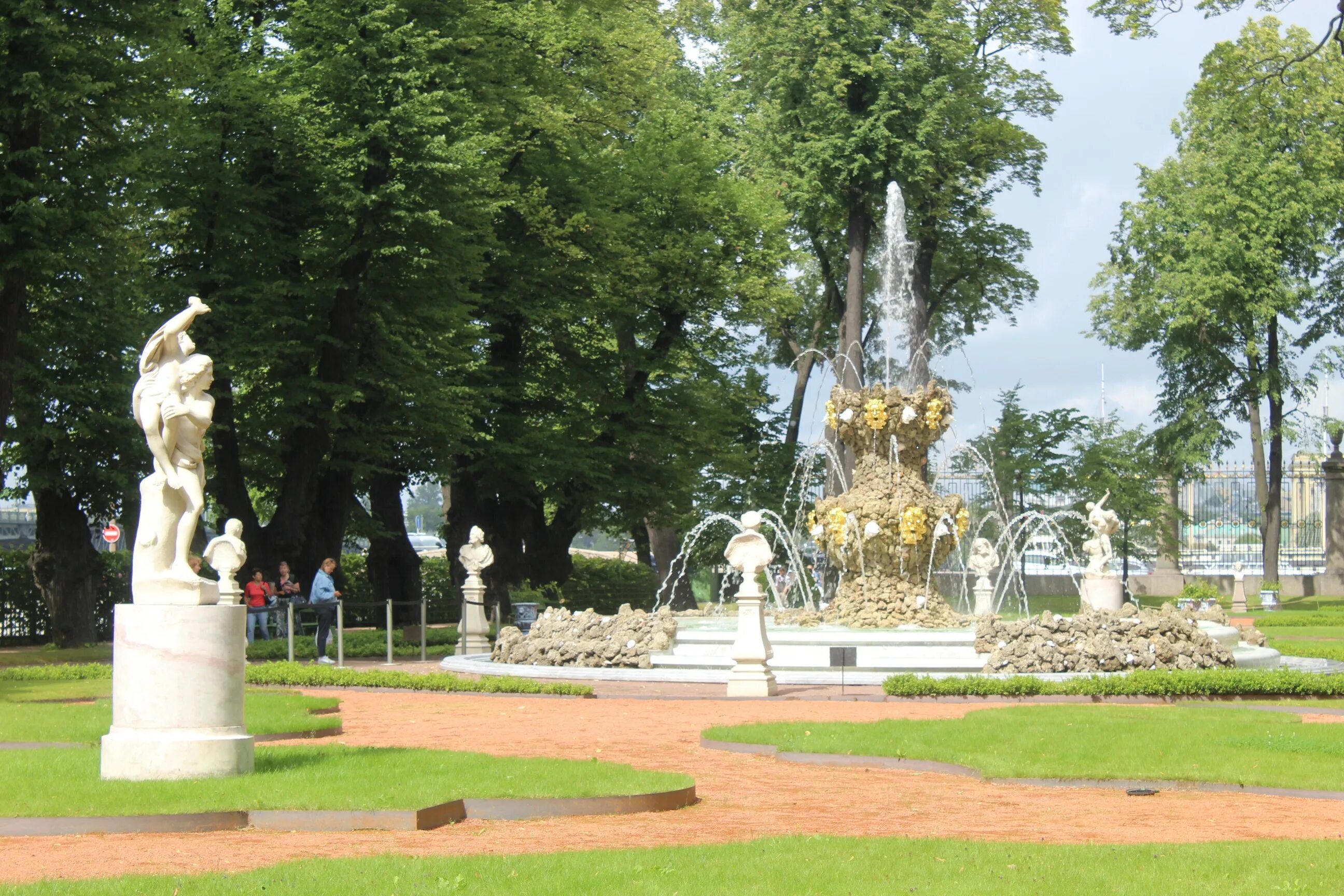 Сколько летних садов было в петербурге. Летний сад петра 1 в санкт-петербурге. летний сад 2025 петербург. летний сад 1704. летний сад петергоф.