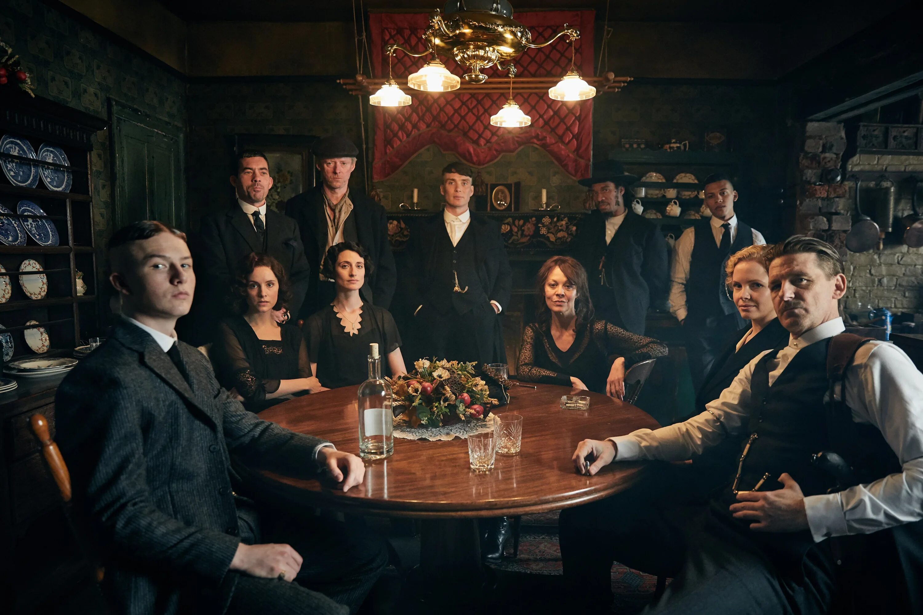 Острые козырьки семья. Острые козырьки / peaky blinders (2013). Бар шелби острые козырьки. Острые козырьки семья. Острые козырьки джон шелби.