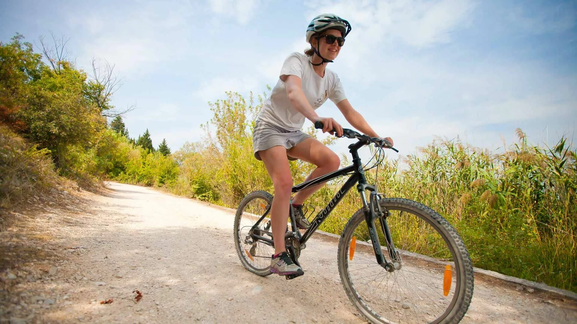 Bike traveling. Человек на велосипеде. Путешествие на велосипеде. Покатушки на велосипеде. Танцы и велосипед.