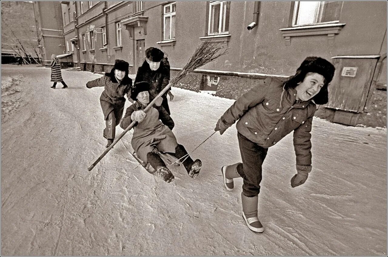 Детство живет в школе. Детство СССР 80е Москва. Счастливое советское детство. Советское детство зимой. Дети 80 СССР зима.