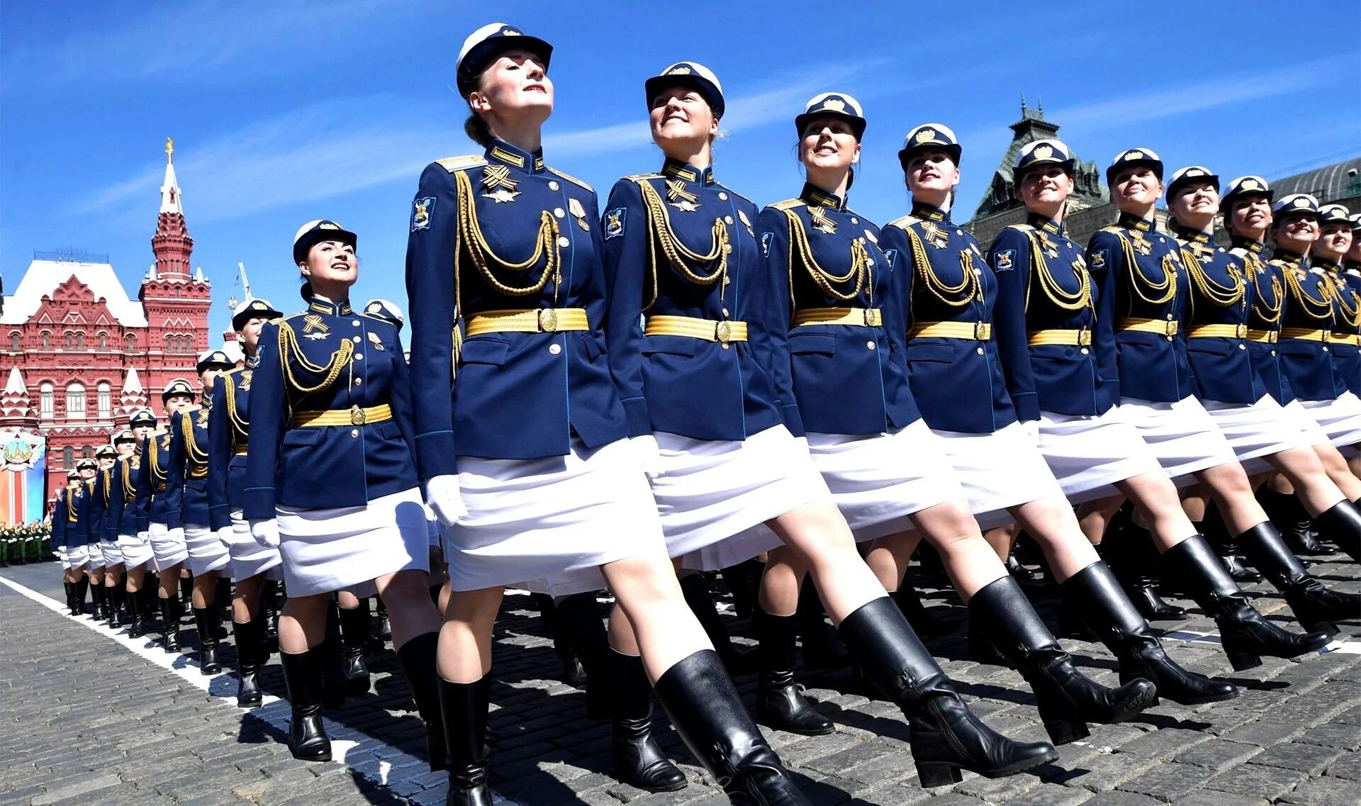 Женская парадная Военная форма. Девушки на параде. Девушки военные на параде. Парадная форма женщин военнослужащих.