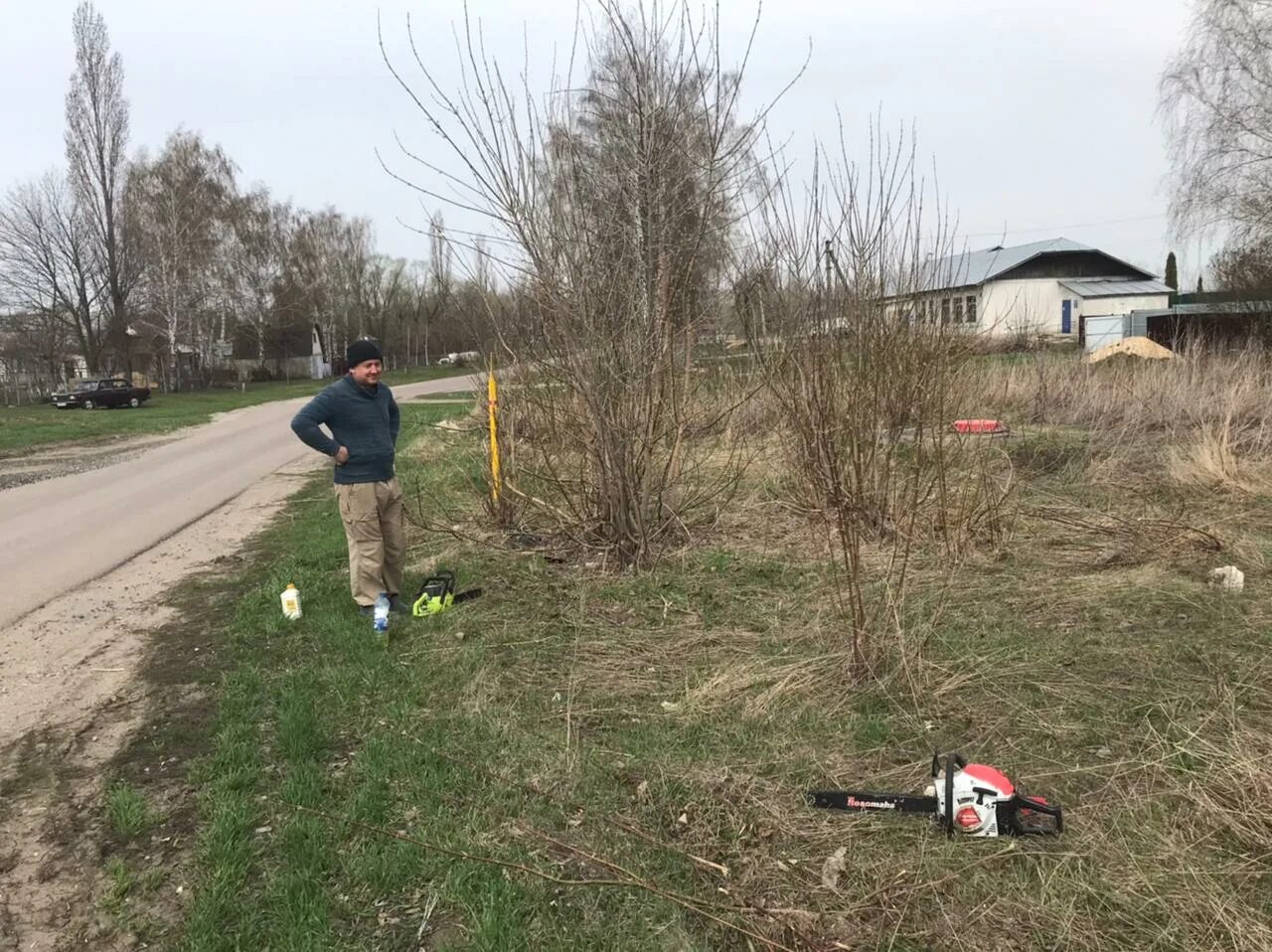 Сельские территории. Девиз субботника по уборке территории. Уборка территории кладбища в сельском поселении.