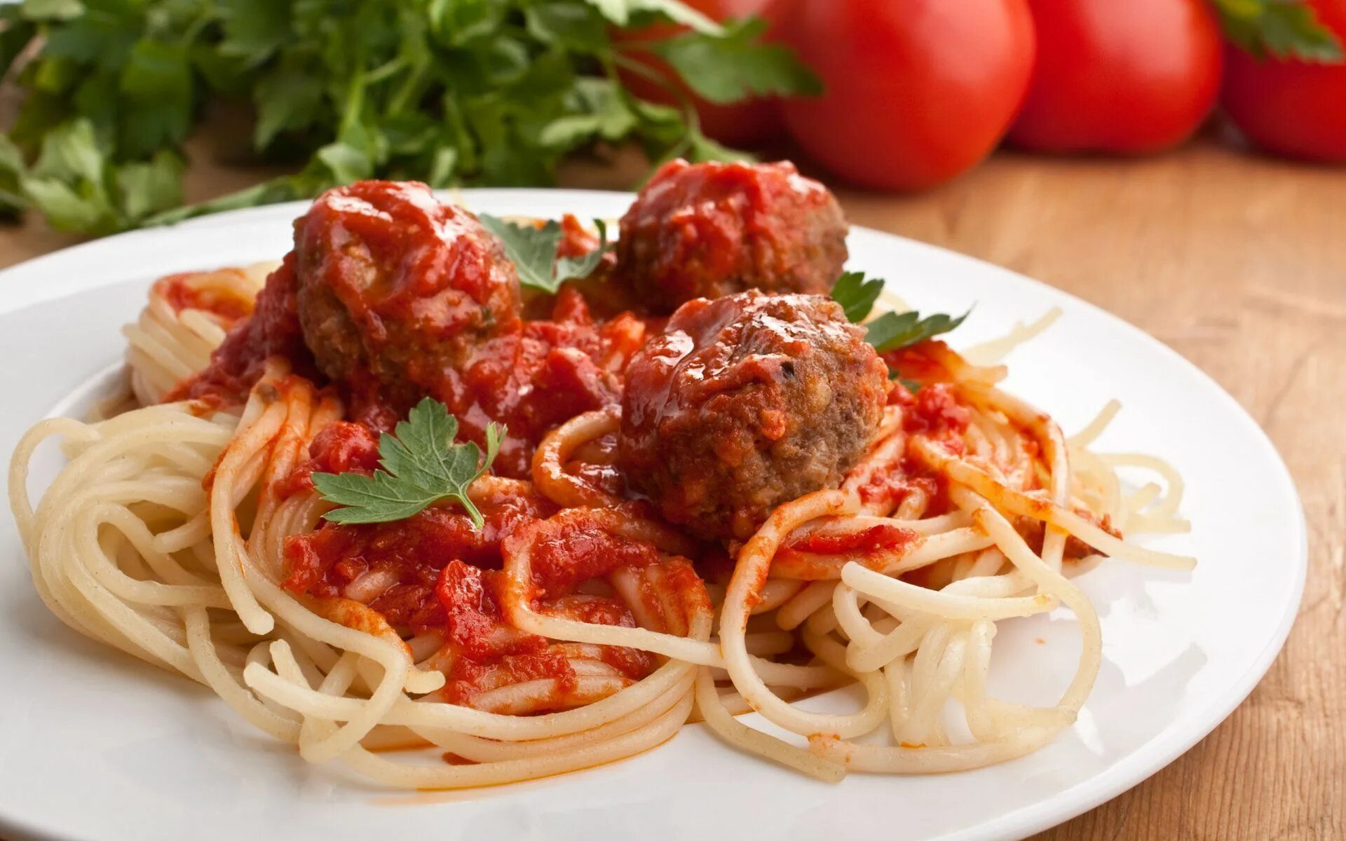 Спагетти с тефтелями в томатном соусе. Спагетти митболс. Итальянские спагетти с мясными шариками. Итальянская паста с тефтелями. Лапша с котлетами