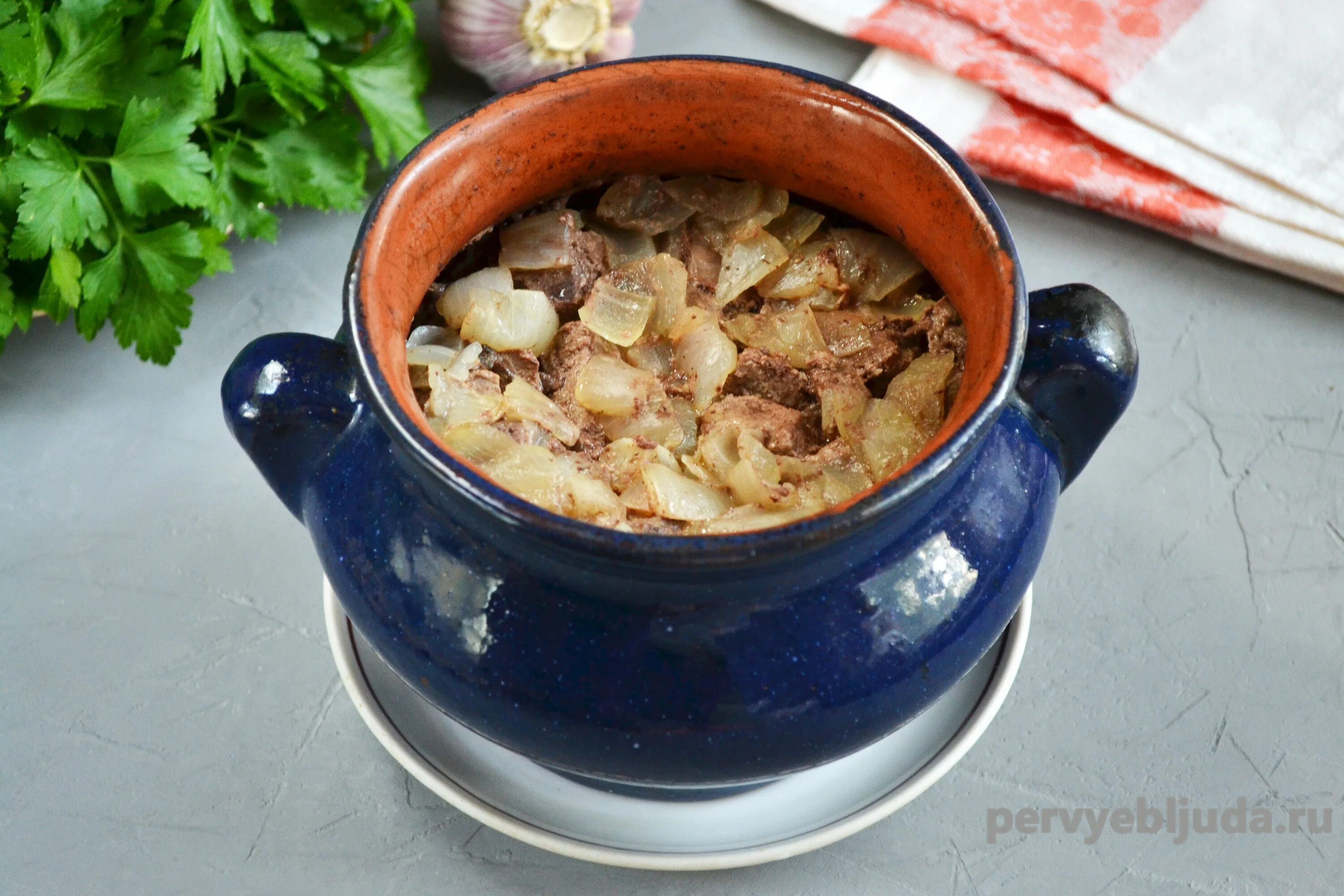 Картошка с печенью в горшочках. «Сусамыр» (закуска из печени птицы). Печень в горшочках. Жаркое в горшочках. Тушеная печень в горшочках.