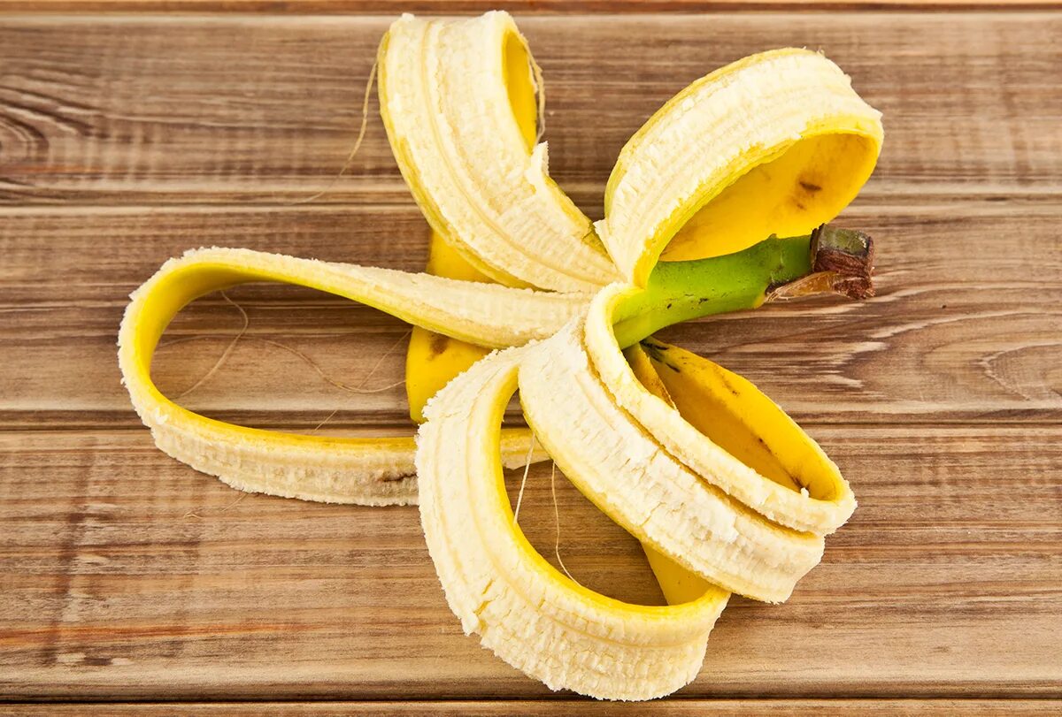 Кожура банана. Кожура от банана. Шкурка от банана. Кожура и мякоть банана. Корки бананов для цветов