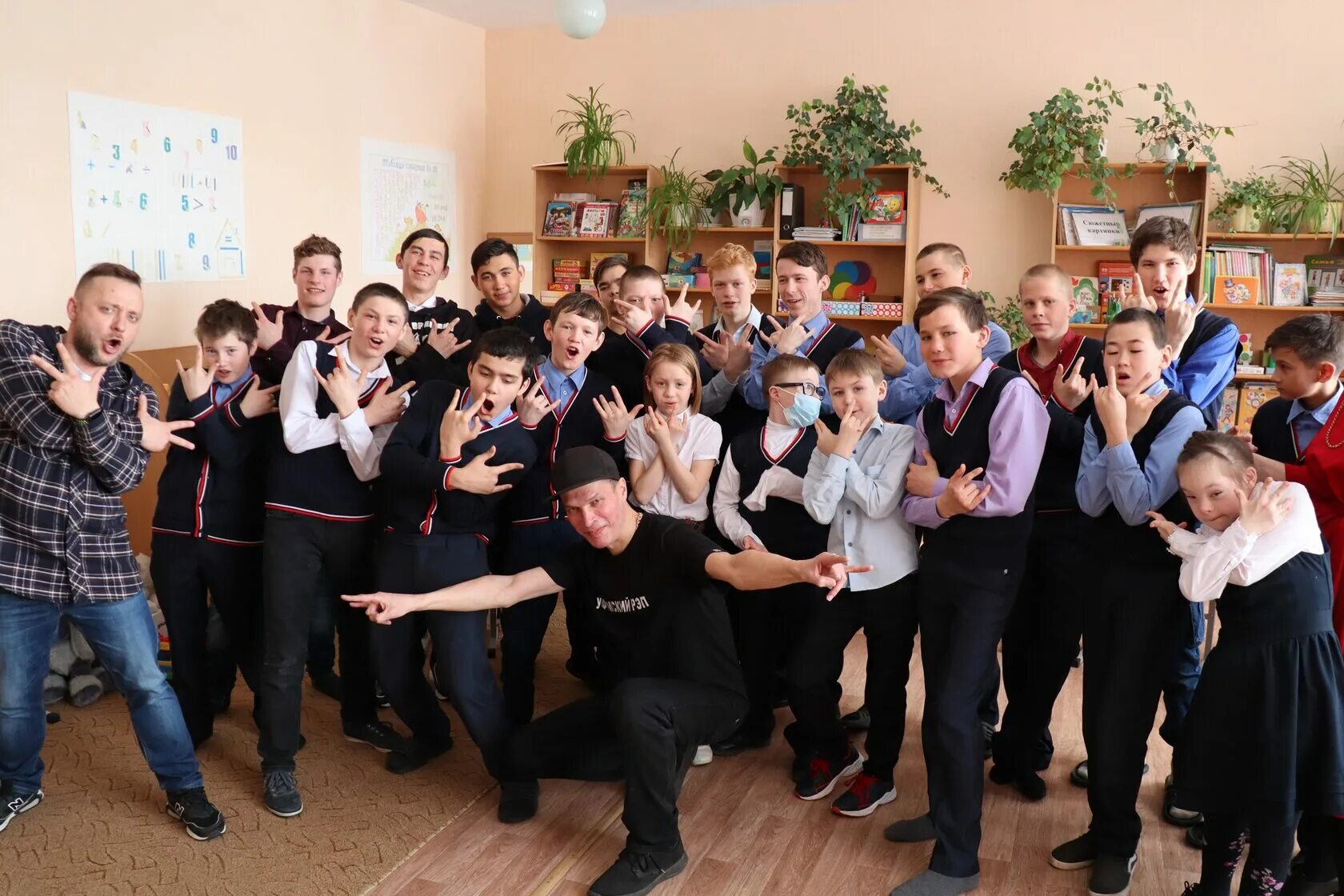 Моу сош воскресенское саратовская область. 1 сентября линейка классный час. Воскресенская школа сайт. Воскресенская школа сайт. Воскресенская школа сайт.