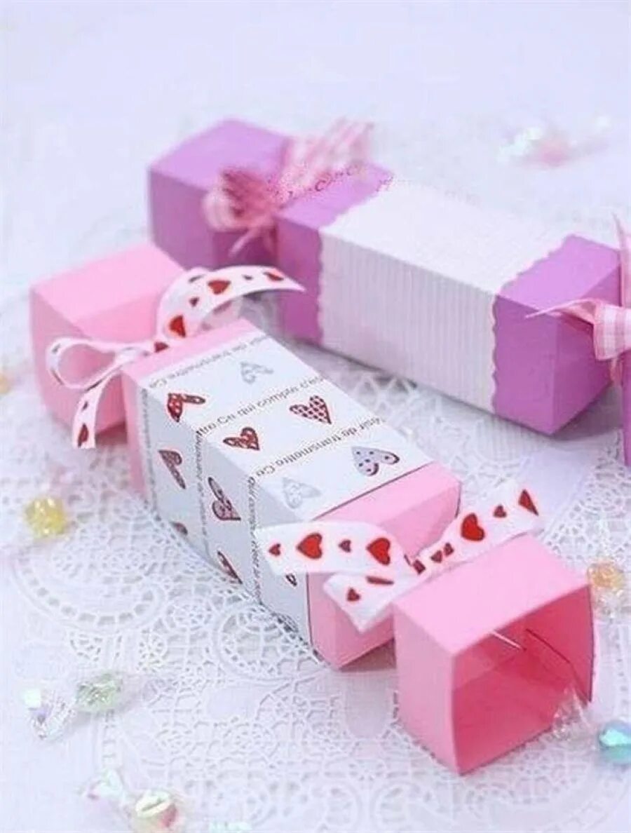 Подарок подруге на день рождения из бумаги. Подарочная упаковка в виде конфеты. Упаковка подарка в виде конфеты. Коробка в виде конфеты. Коробочка со сладостями.