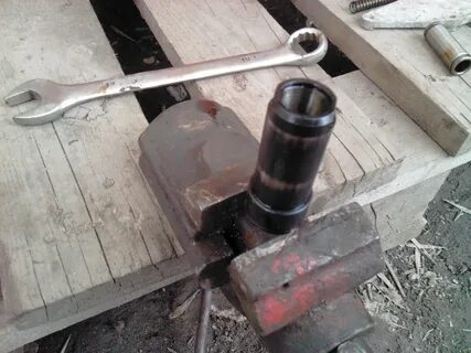 Под гайку подкладывают широкое металлическое