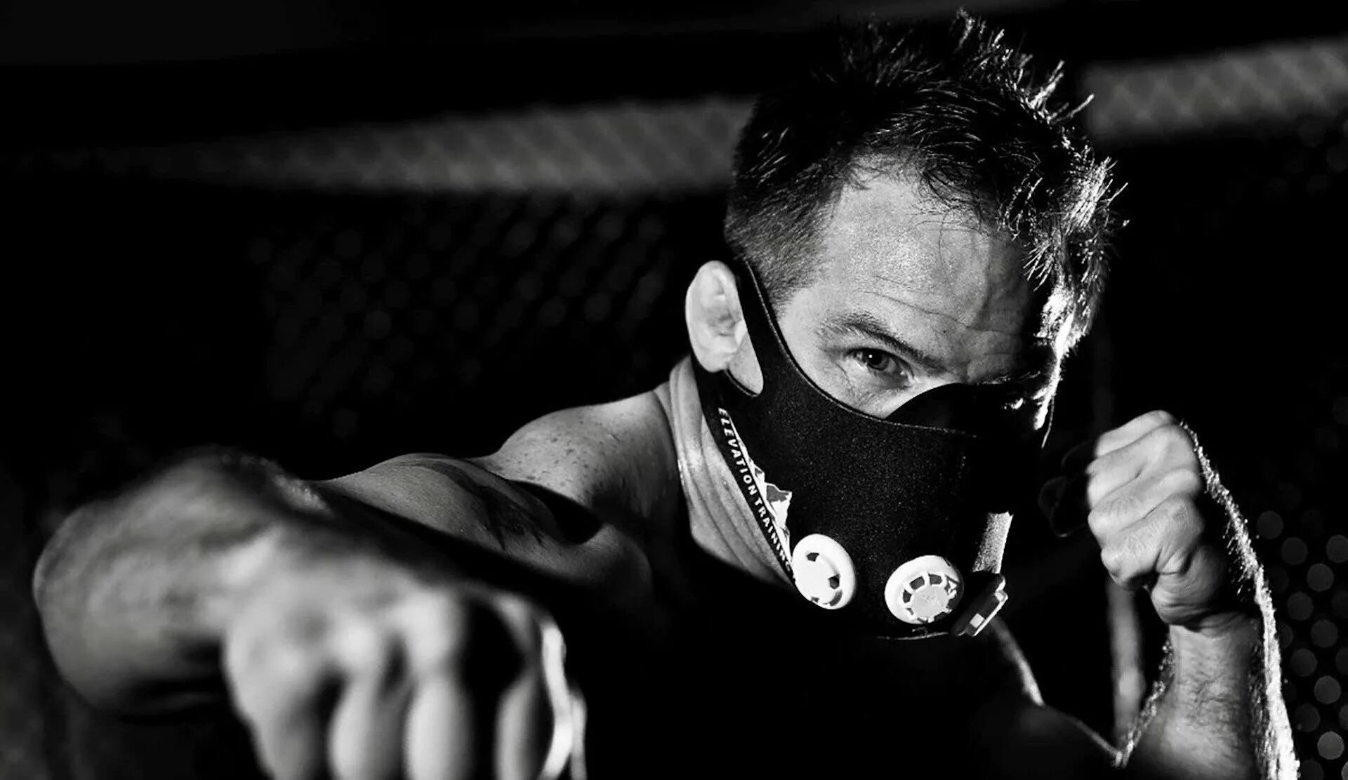 Маски бойцов. Неопреновая маска hardcore training the moment of truth. В спортзале в маске. Маски мма. Маски мма.